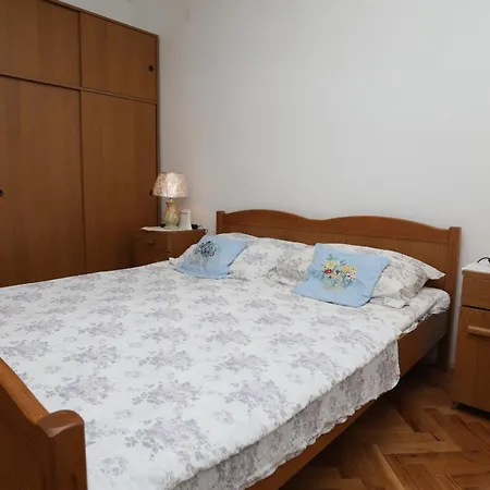 With A Parking Space Vinisce, Trogir - 16439 Apartment